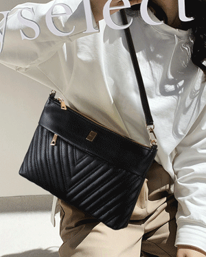 파인즈 블랙 브이 퀼팅 사각 클러치 투웨이 가방 핸드백,직장인 출근룩 심플 모던 시크 데일리 손가방 숄더 크로스백